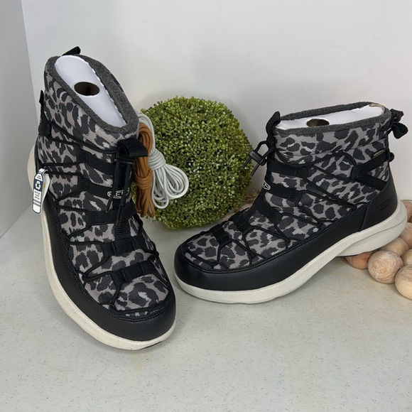 Keen Women Uneek SNK Waterproof Chukka - Picture 2 of 11